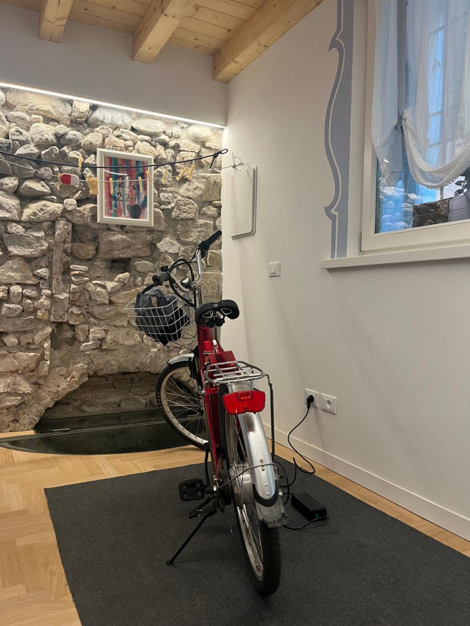 La Piccola Casa Al Lago - Intera Casa Con 3 Camere E 2 Box Salo Bagian luar foto